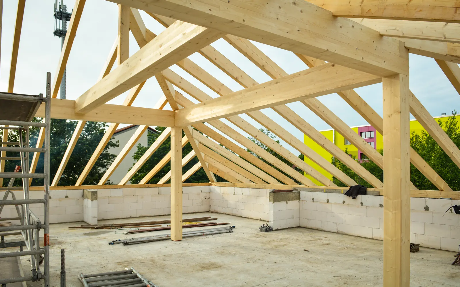 Charpente en bois d'une maison neuve en cours de construction